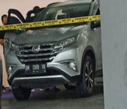Mobil yang terparkir di basement DPRD Riau, tempat ditemukannya ASN wanita tewas tergantung.(foto: int)